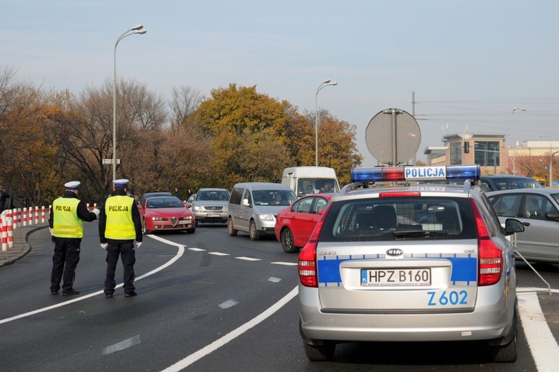 We Wszystkich Świętych na drogi wyjeżdża mnóstwo kierowców - w tym niedzieli oraz skrajnie nieodpowiedzialni, co widać już w tegorocznych statystykach /Adam Stępień /Reporter