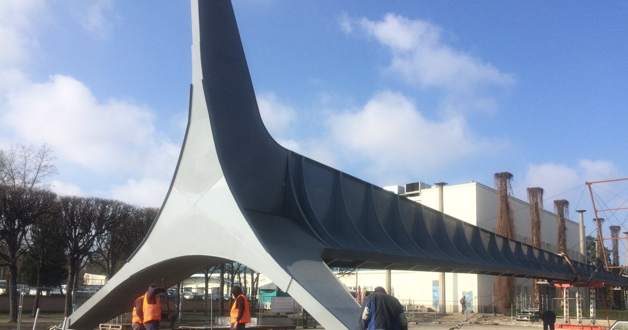 We wtorek 2. próba postawienia wrocławskiej Iglicy. Trwa wymiana śrub