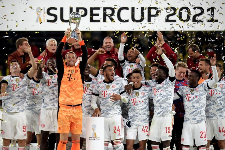 We wtorek Bawarczycy pokonali w Dortmundzie miejscową Borussię 3:1, a dwie bramki zdobył polski napastnik /Friedemann Vogel /PAP/EPA