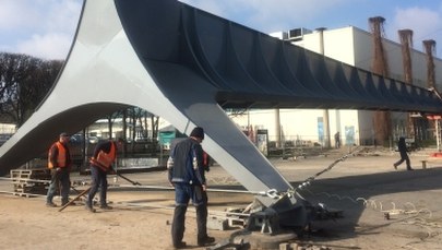 We wtorek druga próba postawienia wrocławskiej Iglicy. Trwa wymiana śrub