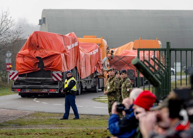 We wtorek dziesiątki krewnych ofiar katastrofy obserwowały wjazd na teren bazy lotniczej Gilze-Rijen ośmiu ciężarówek, które przywiozły szczątki samolotu z Ukrainy tranzytem przez Polskę i Niemcy /ROBIN VAN LONKHUIJSEN /PAP/EPA