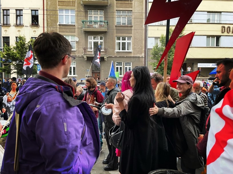 We wtorek pod komisariatem nr IV w Krakowie zebrały się setki osób /Estera Oramus /INTERIA.PL