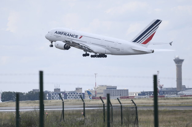 We wtorek zniesiony został zakaz połączeń lotniczych z Francją //JULIEN DE ROSA / POOL /PAP/EPA