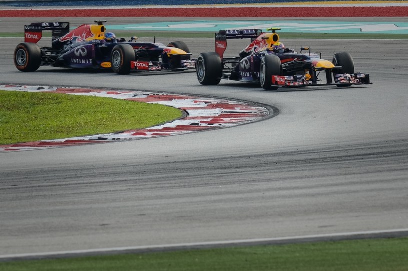 Webber odparł początkowo atak Vettela i przedstawiciele teamu nakazali wtedy kierowcom przez radio nie ścigać się i oszczędzać silniki oraz opony /AFP