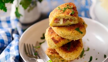 Wędlina z PRL-u w środku ziemniaczanych kotletów. Pomysł na obiad zaskakuje