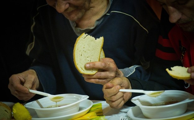 Według 62 proc. badanych za biedną można uznać osobę, której nie stać nawet na jeden posiłek dziennie /Grzegorz Michałowski /PAP