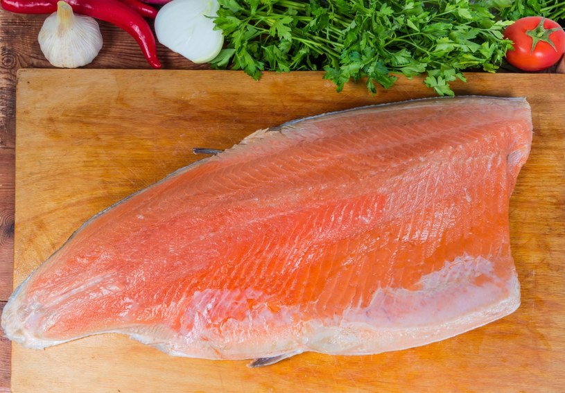 Według American Heart Association zdrowa dieta powinna uwzględniać dwie porcje ryb w tygodniu /123RF/PICSEL