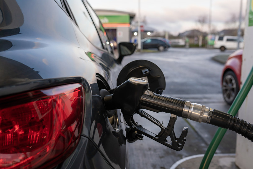 Według Amerykańskiego Instytutu Naftowego średni czas zatankowania auta do pełna wynosi około dwóch minut. Nowe akumulatory zbliżają więc samochody elektryczne do tych wartości /123RF/PICSEL