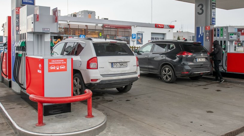 Według analityków obecnie ceny na polskich stacjach paliw spadają niemal codziennie /Lukasz Gdak /East News