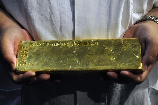 Według analizy technicznej, cena złota powinna spaść do ok. 1500 dol. za uncję trojańską /AFP