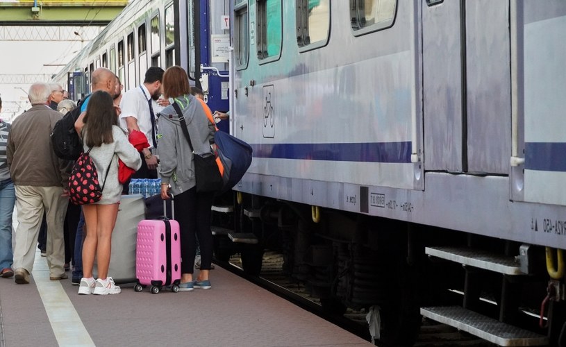 Według ankiety przeprowadzonej przez PKP Intercity najbardziej uprzykrzają innym życie pasażerowie, którzy prowadzą głośne rozmowy telefoniczne /Agencja FORUM