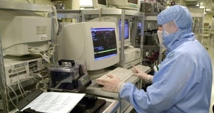 Według badan Pandy - większość firm ma problemy z zawirusowanymi komputerami /AFP