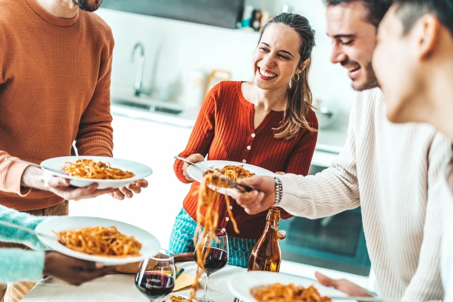 Według badań żaden inny posiłek na bazie węglowodanów nie spowoduje takiego wzrostu poczucia szczęścia, jak makaron jedzony z innymi osobami /Shutterstock
