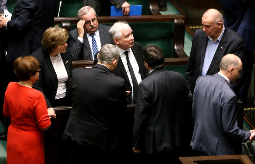 Według badania IBRiS PiS traci poparcie /PAP/Tomasz Gzell /PAP