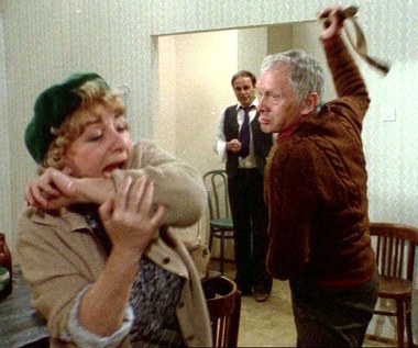 Według Barei świat realnego socjalizmu miał wiele wspólnego z rzeczywistością okupacyjną. Mieszkańcy bloku na Ursynowie konspirują przeciwko Aniołowi, a przesiedlenie Balcerka z ul. Chemicznej do nowych bloków przypomina hitlerowskie łapanki. Samego Balcerka miał grać Ludwik Pak. Nakręcono z nim sporo scen, które potem zastąpiono nowymi z Witoldem Pyrkoszem.