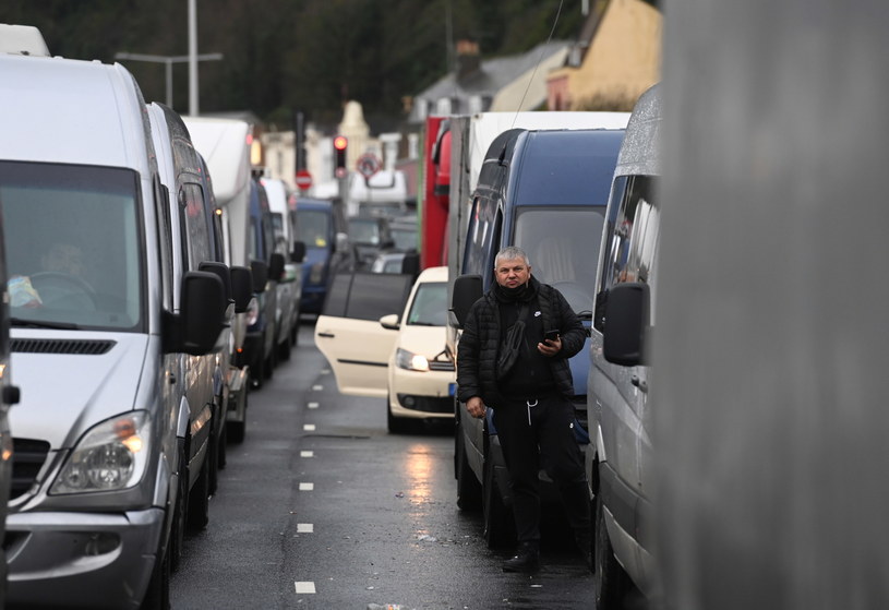 Według brytyjskich władz w środę rano miały się zacząć testy na obecność koronawirusa, od wyniku których uzależniona jest zgoda Francji na wjazd na jej terytorium /	FACUNDO ARRIZABALAGA /PAP/EPA