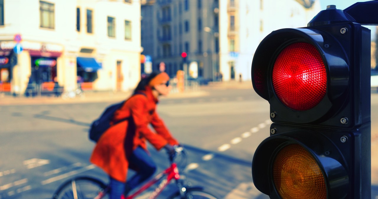 Według brytyjskiego ministra transportu rowerzyści powinni być przez prawo tak samo traktowani jak kierowcy /123RF/PICSEL