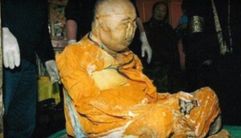 Według buddystów lama Itigełow nie umarł, lecz znajduje się w stanie nirwany. Na powitanie ściskają mu ręce i rozmawiają z nim. Jego ciało zbadano już trzykrotnie i za każdym razem stwierdzono, że "jest w stanie, jak gdyby śmierć nastąpiła przed 36 godzinami". /YouTube