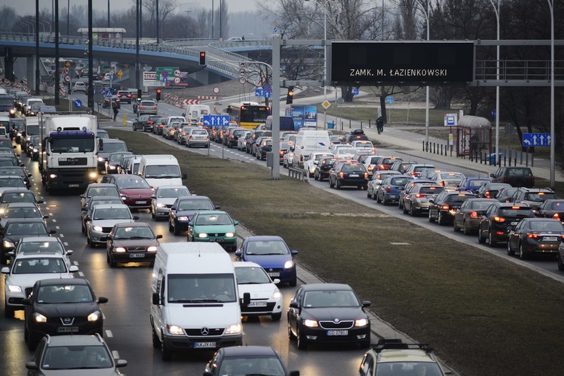 Według Centralnej Ewidencji Pojazdów w Polsce jeździ znacznie więcej aut, niż jest naprawdę /Jakub Wosik  /Reporter