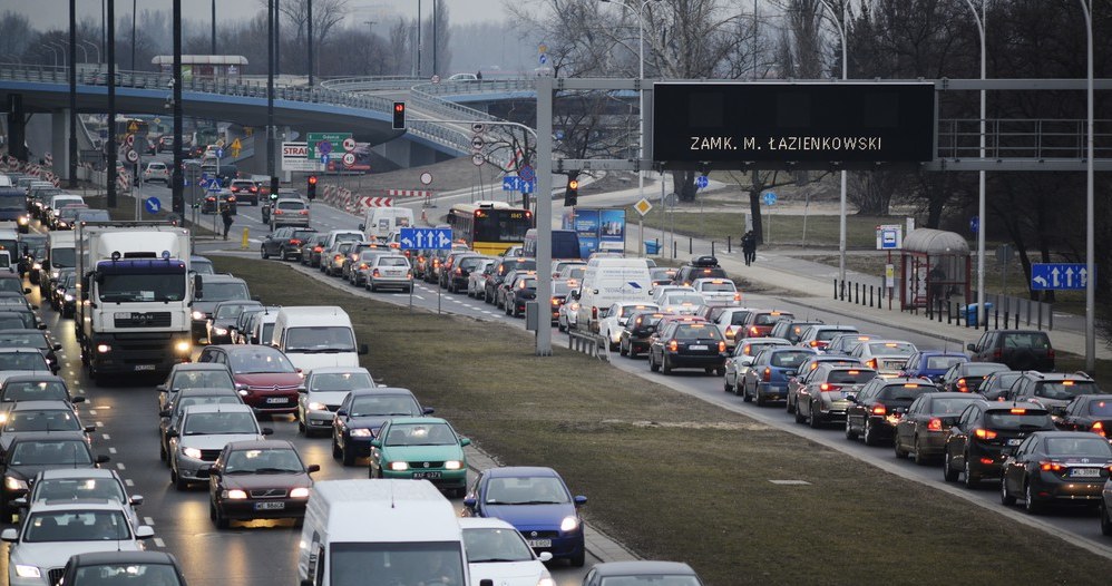 Według Centralnej Ewidencji Pojazdów w Polsce jeździ znacznie więcej aut, niż jest naprawdę /Jakub Wosik  /Reporter