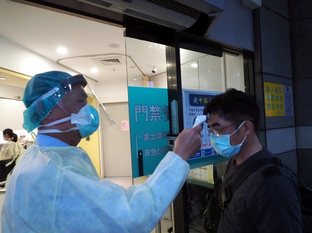 Według chińskiej telewizji CCTV w kraju potwierdzono 1372 przypadki zakażenia wirusem w Wuhan, a 39 osób wypuszczono już ze szpitali /DAVID CHANG  /PAP/EPA