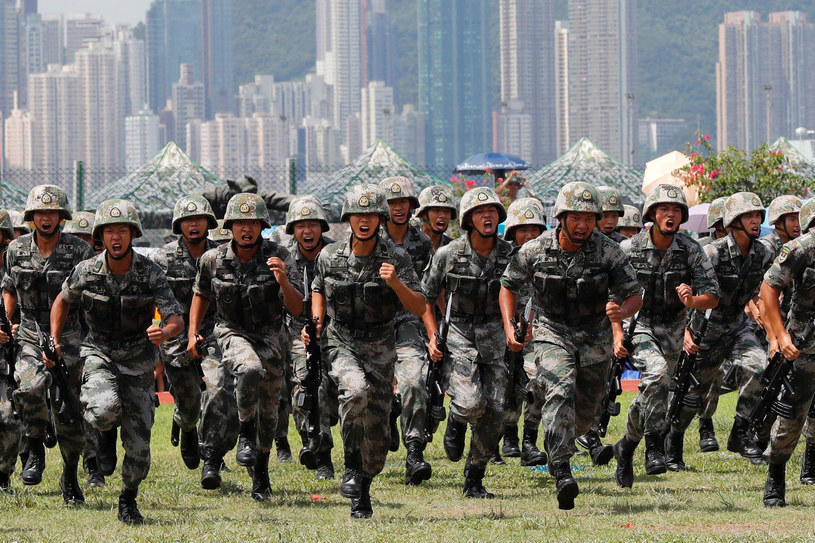 Według coraz częstszych przecieków, rekruci różnych formacji chińskiej armii szkoleni są wedle starej doktryny wojennej, nienadającej się do prowadzenia walki z ewentualnymi wrogami /REUTERS/Tyrone Siu /© 2023 Reuters