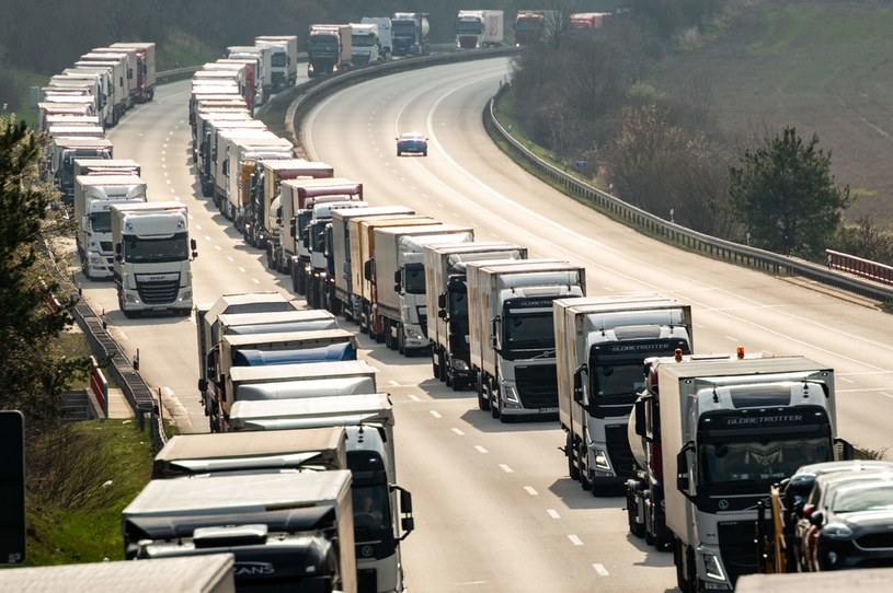 Według danych Krajowej Administracji Skarbowej i Straży Granicznej kolejce o długości 25 km stało 1,2 tys. ciężarówek. /AFP