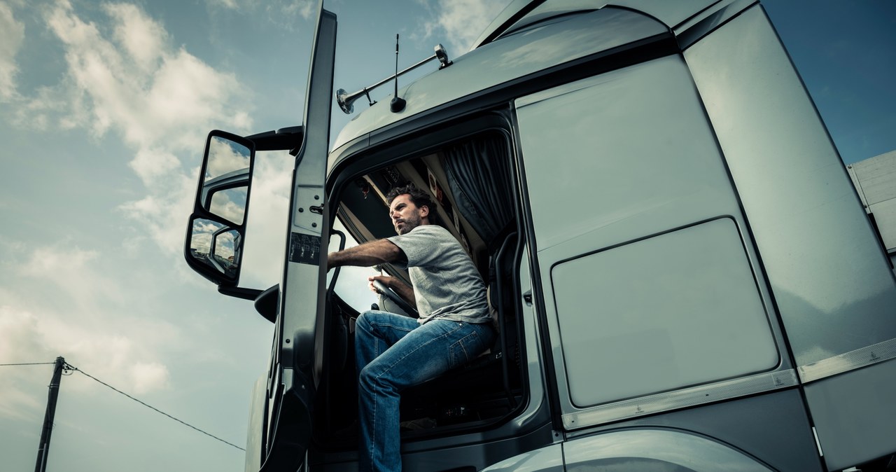 Według danych Polskiego Instytutu Transportu Drogowego (PITD) w 2020 roku kierowcy samochodów ciężarowych zarabiali średnio 6211 zł /123RF/PICSEL