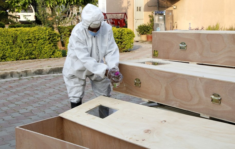 Według danych Uniwersytetu do tej pory na Covid-19 zmarło 402 699 osób /SOHAIL SHAHZAD /PAP/EPA