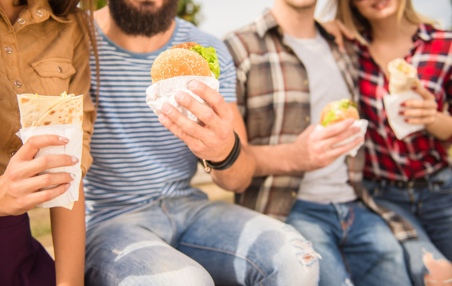 Według dietetyczki w gorące dni należy unikać produktów smażonych, fast foodów i dań ostro przyprawionych, które mogą doprowadzić do obciążenia organizmu /Shutterstock