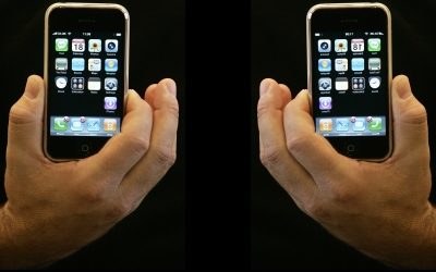 Według firmy Apple, iPhone i iPod Touch wyprzedzają PSP i NDS pod wieloma względami /Informacja prasowa