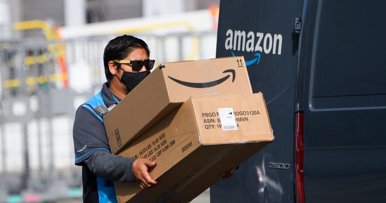 Według FTC Amazon obniżył stawkę godzinową dla kierowców /AFP