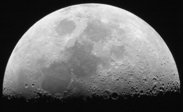 Według hipotezy Władimira Kowala, to kosmici przeprowadzili operację umiejscowienia Księżyca na orbicie naszej planety /NASA