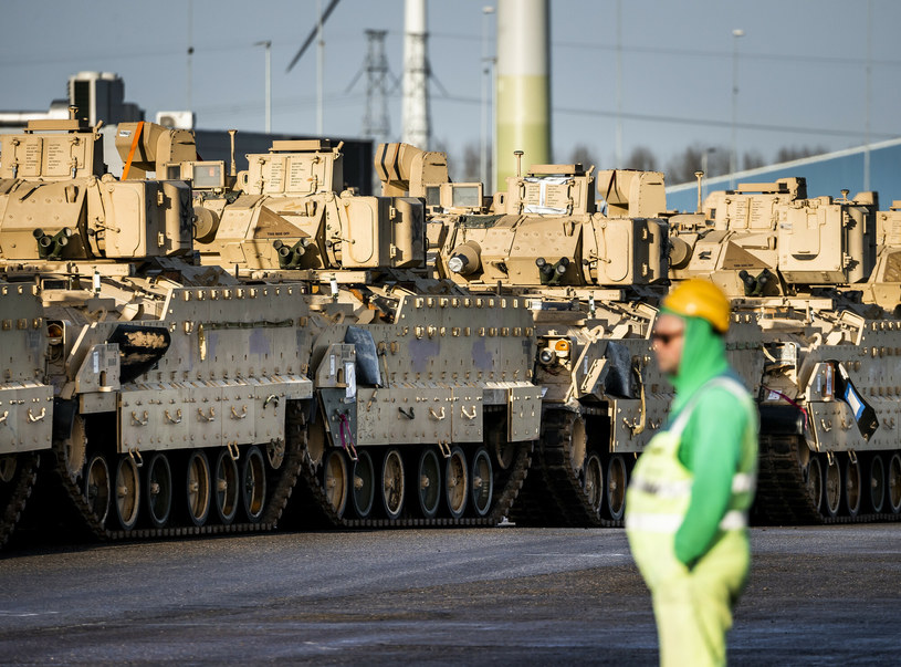 Według holenderskich mediów w porcie we Vlissingen rozładowano m.in. "setki czołgów" z USA /Remko de Waal/HOLLANDSE HOOGTE /East News