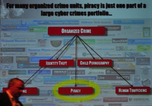 Według Huntsberry'ego piractwo przynosi takie same dochody jak pornografia dziecięca i handel ludźmi /HeiseOnline