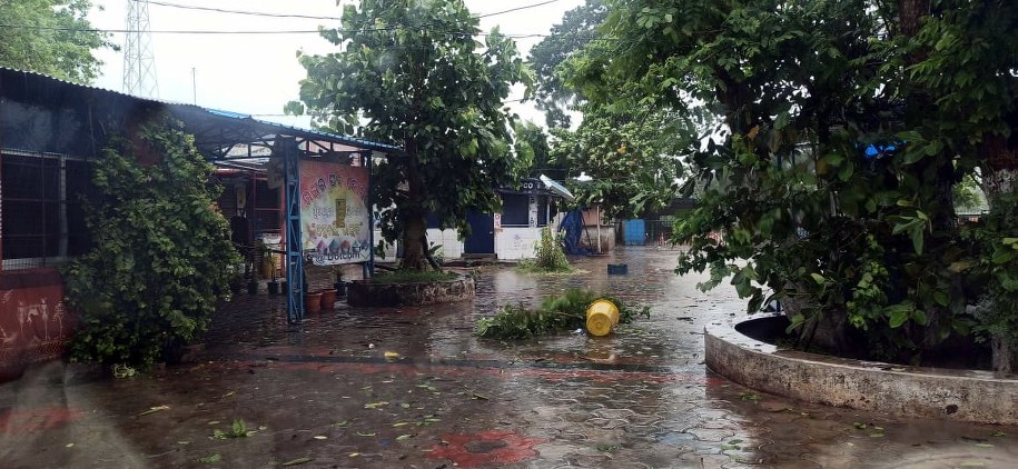 Według indyjskich służb meteorologicznych cyklon przekształcił się w tzw. supercyklon o sile wiatru przekraczającej 200 km/h. / 	STR   /PAP/EPA