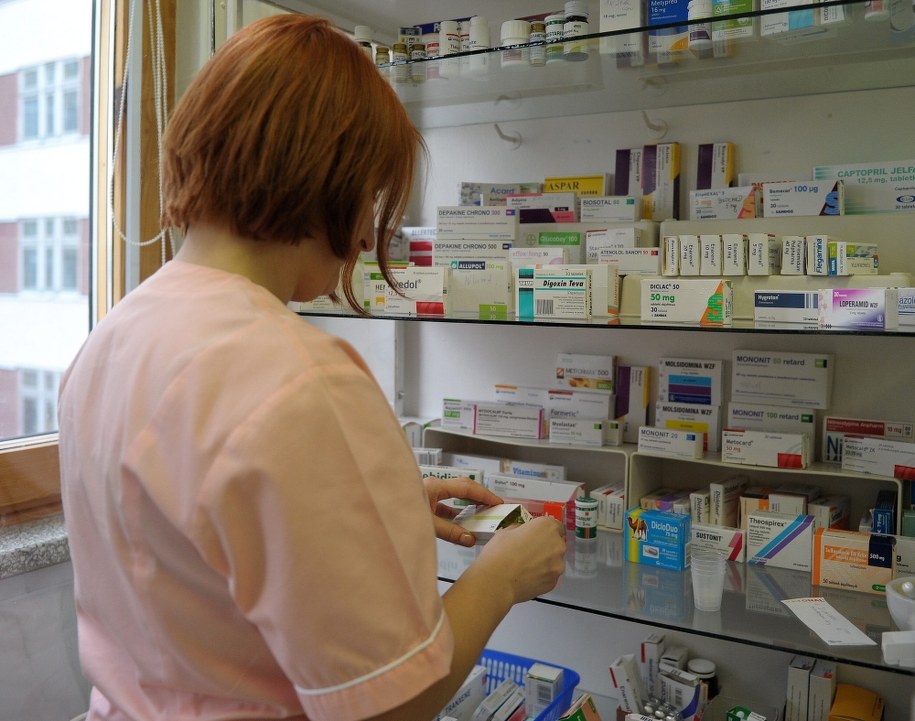 Według jednego z pomysłów z tzw. pakietu kolejkowego, pielęgniarki miałyby dostać prawo wypisywania recept /Darek Delmanowicz /PAP