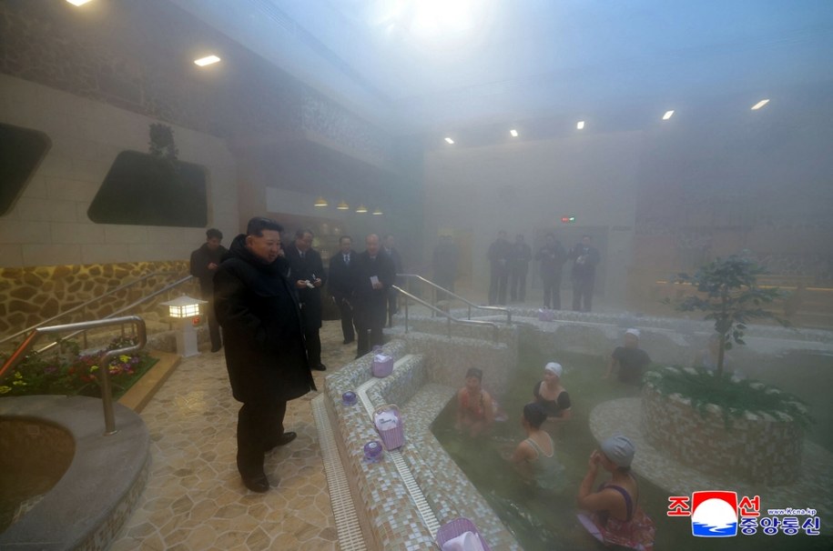 Według KCNA Kim Dzong Un był zachwycony ośrodkiem /STR/AFP/East News /East News