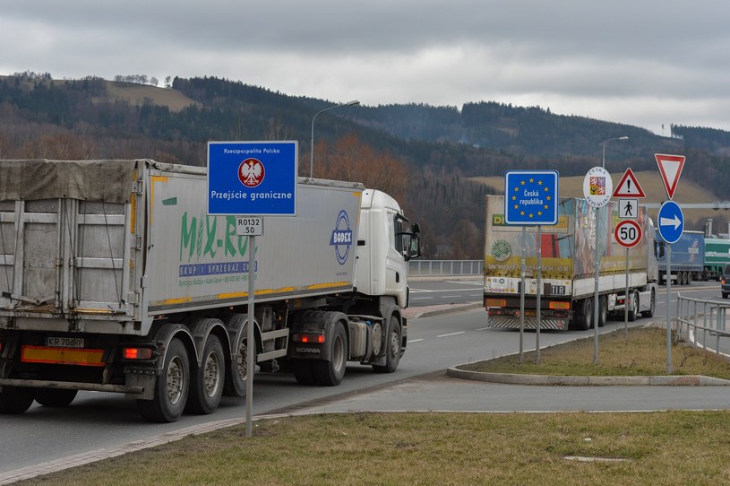 Według KE Polska bezprawnie ogranicza ruch ciężarówek na drogach /Gerard /Reporter