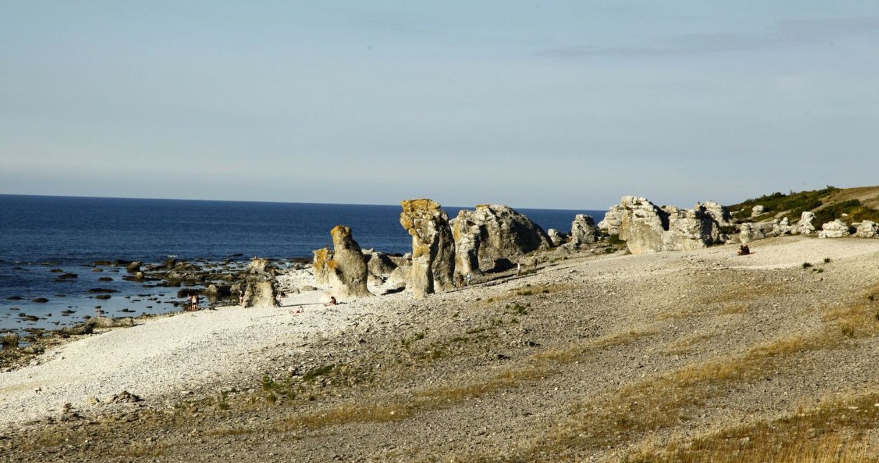 Według legend, formacje skalne chronią wyspę i jej mieszkańców /Krystian Trela/REPORTER