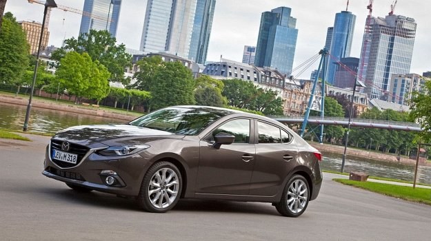 Według Mazdy produkcja aut elektrycznych będzie opłacalna dopiero w okolicach 2020 r. Na razie japońscy inżynierowie chcą udoskonalać napęd wykorzystujący silniki spalinowe. /Mazda