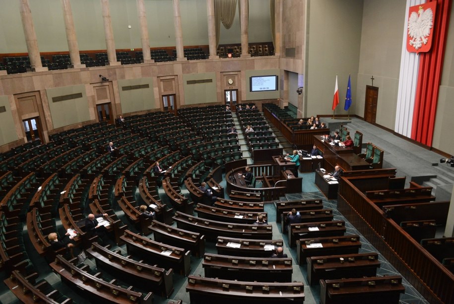 Według najnowszego sondażu IBRiS, przeprowadzonego na zlecenie "Rzeczpospolitej", zdecydowanie zmniejszyła się przewaga PiS nad opozycją /Jakub Kamiński   /PAP