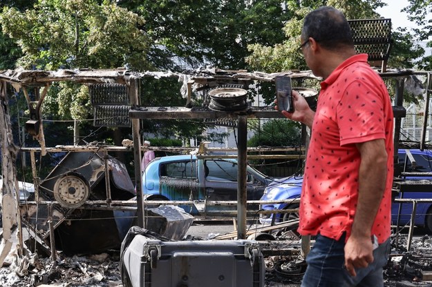 Według najnowszych danych, 24 funkcjonariuszy zostało rannych, podpalono niemal 50 samochodów i kilka budynków. /MOHAMMED BADRA /PAP/EPA