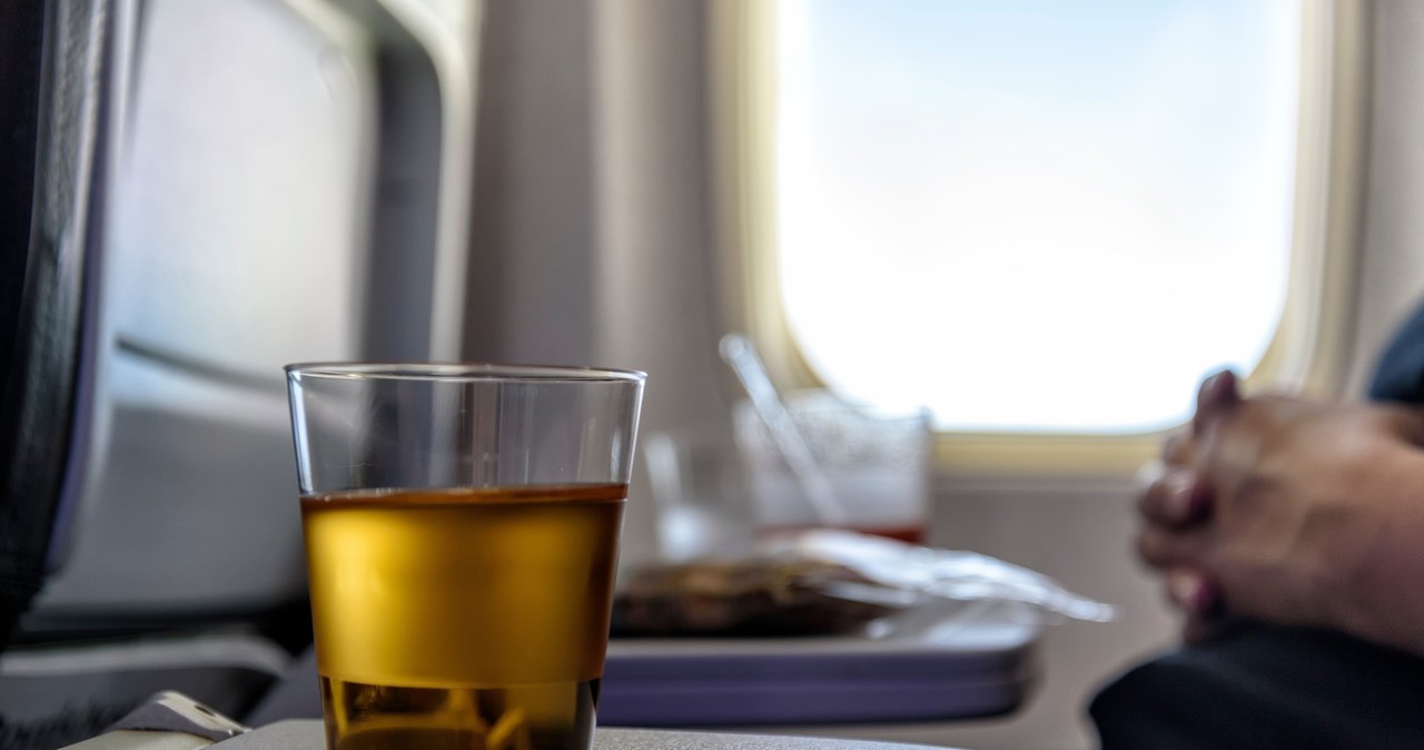 Według naukowców picie alkoholu w samolotach powinno być zakazane lub chociaż ograniczone /123RF/PICSEL