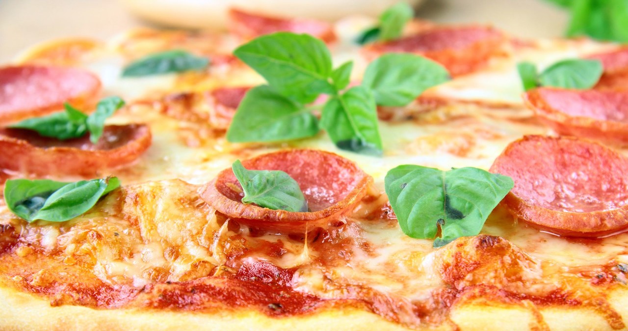 Według naukowców pizzę można jeść na cztery sposoby. /123RF/PICSEL