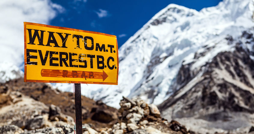 Według niektórych, Mount Everest nie jest wcale najwyższym szczytem Ziemi /123RF/PICSEL