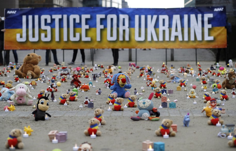 Według oficjalnych ukraińskich źródeł Rosja deportowała z terenów okupowanych ponad 16 tys. ukraińskich dzieci /OLIVIER HOSLET /PAP/EPA