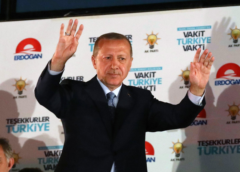 Według oficjalnych wyników Recep Tayyip Erdogan wygrał wybory prezydenckie w Turcji /ADEM ALTAN /AFP