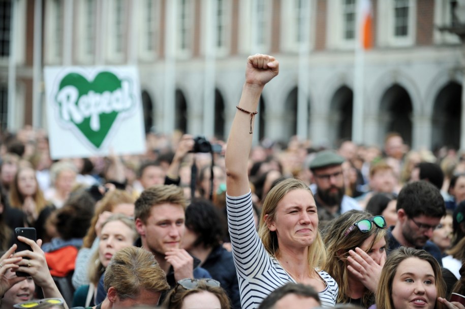 Według ogłoszonych w sobotę wyników piątkowego referendum w sprawie uchylenia ósmej poprawki do konstytucji zrównującej prawo do życia kobiety i nienarodzonego dziecka oraz otwarcia drogi do liberalizacji przepisów aborcyjnych za zmianą prawa zagłosowało 66,4 proc. wyborców