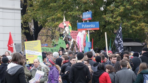 Według organizatorów w marszy antyfaszystowskim idzie około 12 tys. osób /Jakub Rutka /RMF FM